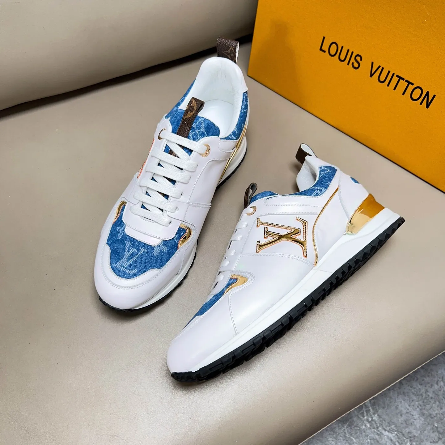 Factory price: 440💰【LV】Male and female couples model, sold simultaneously at counters, original classic 1:1 copy, original designer design, imported calf + sheepskin lining, L gold unique design on both sides, fashionable and trendy. 🔍🔍Original quality @ No pressure to enter and leave the counter at will, the original replica outsole is suitable for all kinds of travel, making it worth owning. Welcome all sellers to sell in the picture above. We can send one piece on behalf of you. Male size: 38-44 (can be customized to 45 sizes), female size: 35-39 (can be customized to 40 sizes)